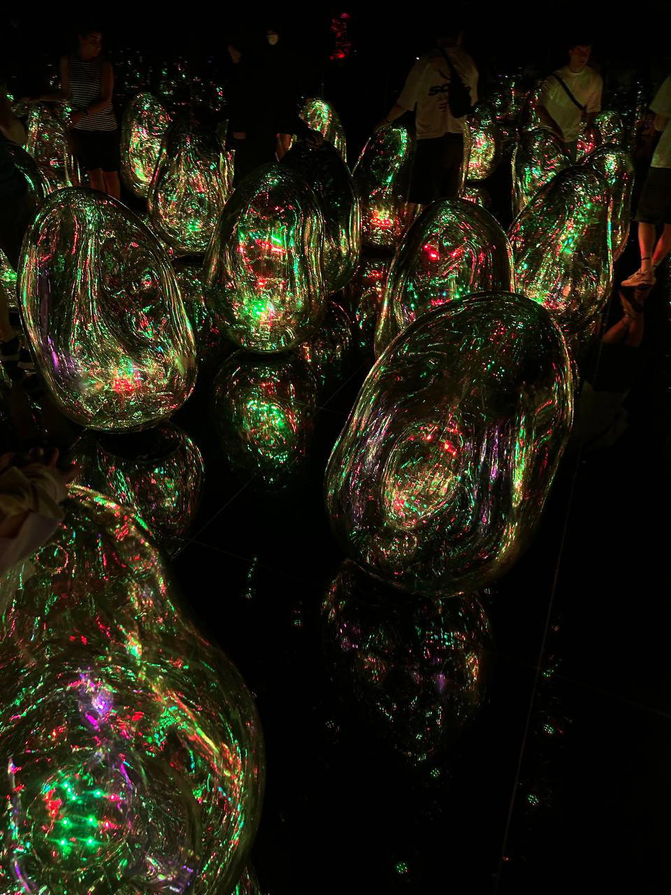 Новый teamLab в Киото: мир Зазеркалья, где чувствуешь себя Алисой в Стране чудес
