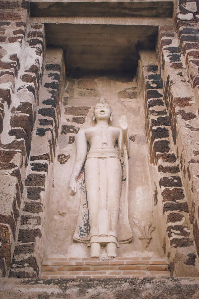 The capital of the Thai Ayutthaya Dynasty, with over 600 years of palace ruins and more than 200 preserved ancient pagodas.