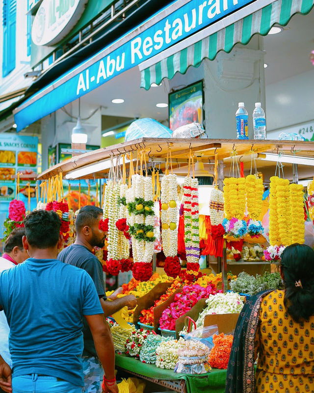 Explore the colorful Little India 🌈