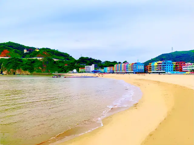 The golden beach of Wenzhou Yanting, the seaside of the colorful town, let us go to the mountains and the sea together