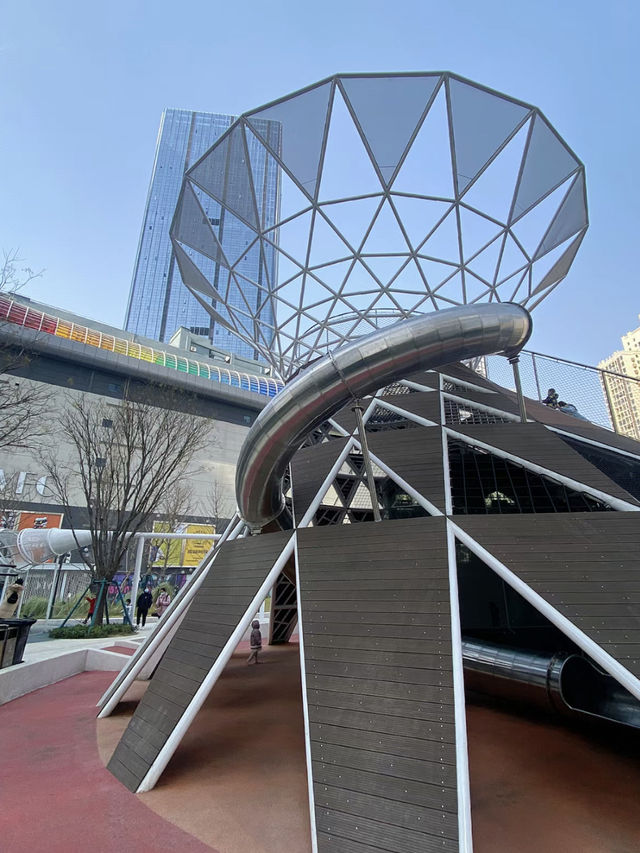 武漢漢陽新晉遛娃地｜蟲洞公園免費玩  又發現- -個遛娃新地標，親近自然器充滿童趣 主要是還不要錢滑