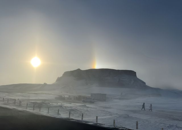 美麗雪中火山