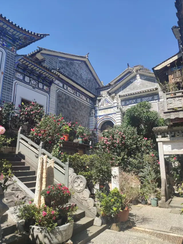 Strolling through Zhang Family Garden, I admire the landscape and view the flowers against the backdrop of Cangshan