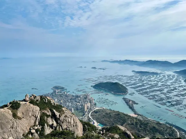 원정을 떠나 깃발의 정상에 이르러, 산과 바다의 아름다운 경치를 한눈에 볼 수 있습니다（차를 타고 가는 방법 포함）～