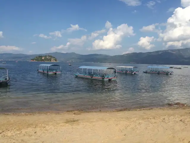 Yunnan's deep lake, second only to Lugu Lake