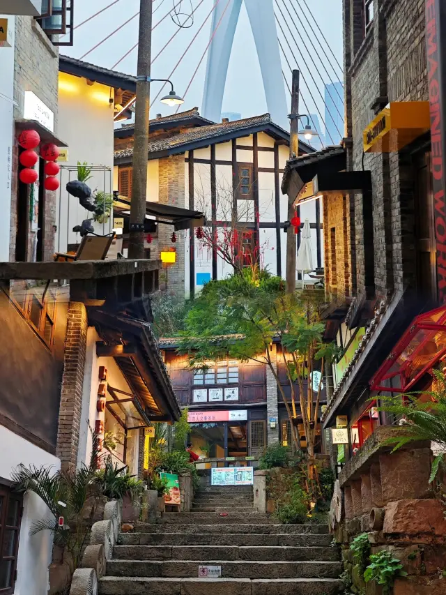 Chongqing's Xiahaoli Old Street is a secluded and beautiful century-old street in the mountain city