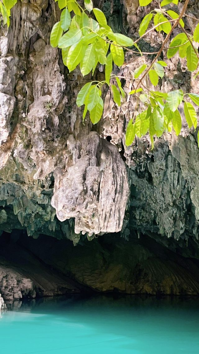 集洞穴、天坑、奇山、秀水為一體，景區內山川秀麗、景色迷人