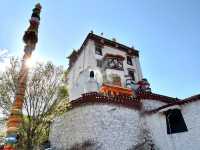 在西藏遊覽了一座比布達拉宮更早的宮殿，距今2000多年了