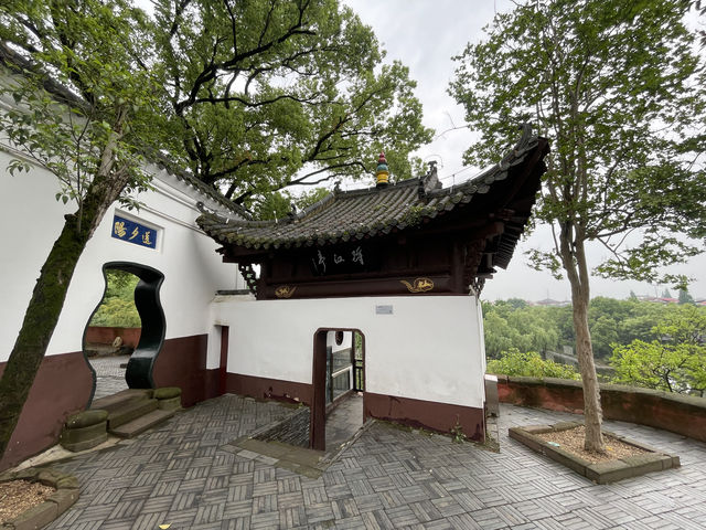 位於黃州區赤壁磯頭因北宋大文豪蘇東坡在此寫有《赤壁懷古》詞和前後《赤壁賦》而得名又稱文赤東坡赤壁壁