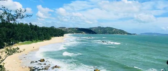 踩著細沙踏浪，徒步“醉美海岸線”