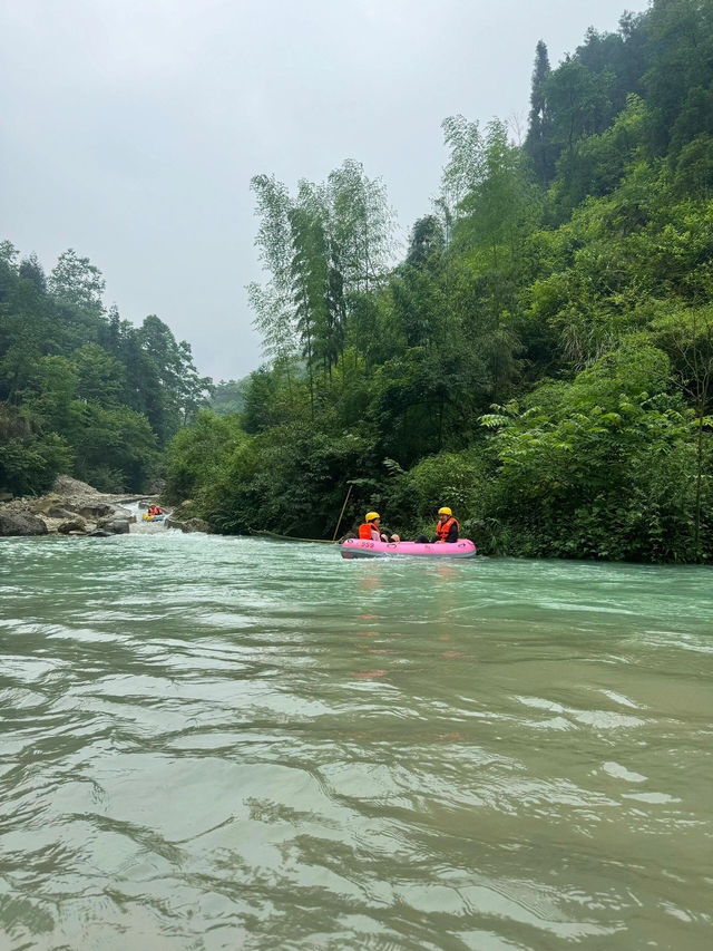 划船佬的假期｜成都周邊玻璃水漂流，告別擁擠人海🚣 
