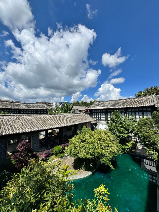 沉浸式體驗麗江山水花草美墅