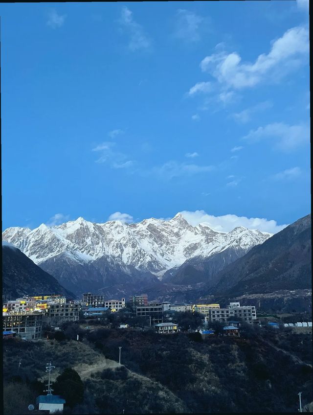 藏地必去日照金山