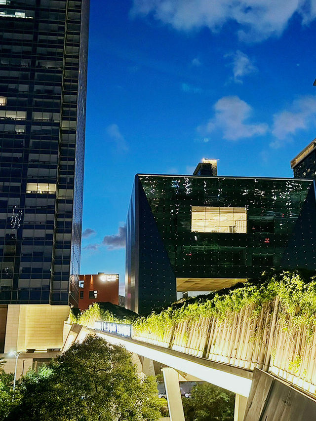 🌿 深業上城｜一個可以在百貨中看見綠地、綠地中看見高樓的魔幻之地