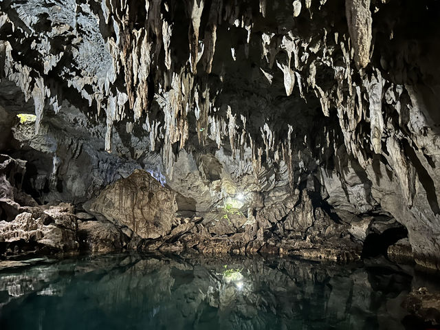 🌊 希納達南石灰岩洞 Hinagdanan Cave｜藏在地底的碧藍奇境
