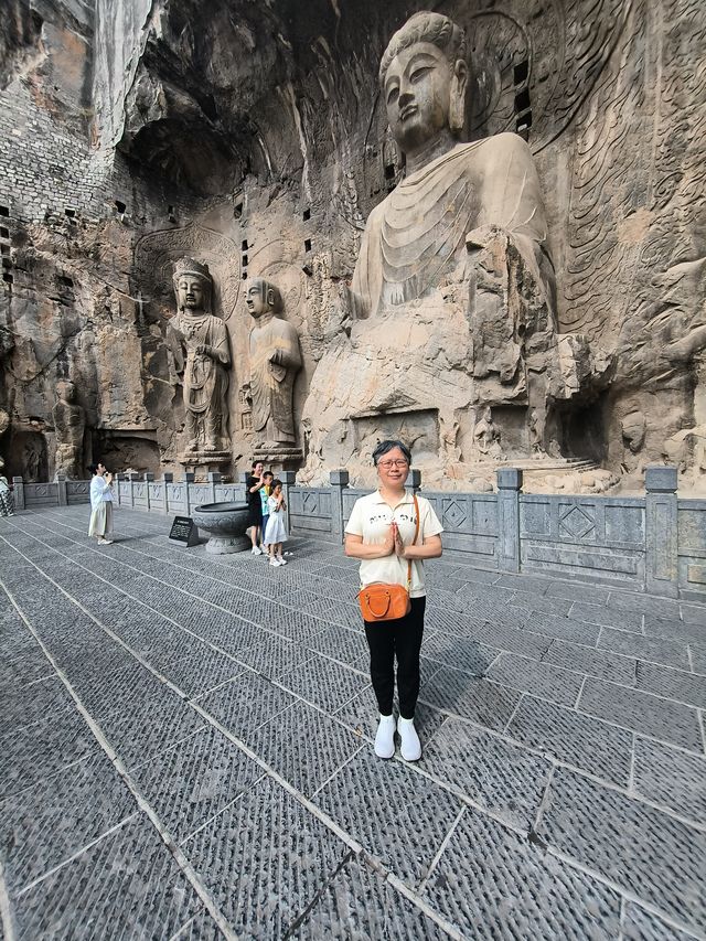 伊闕山水，龍門石窟