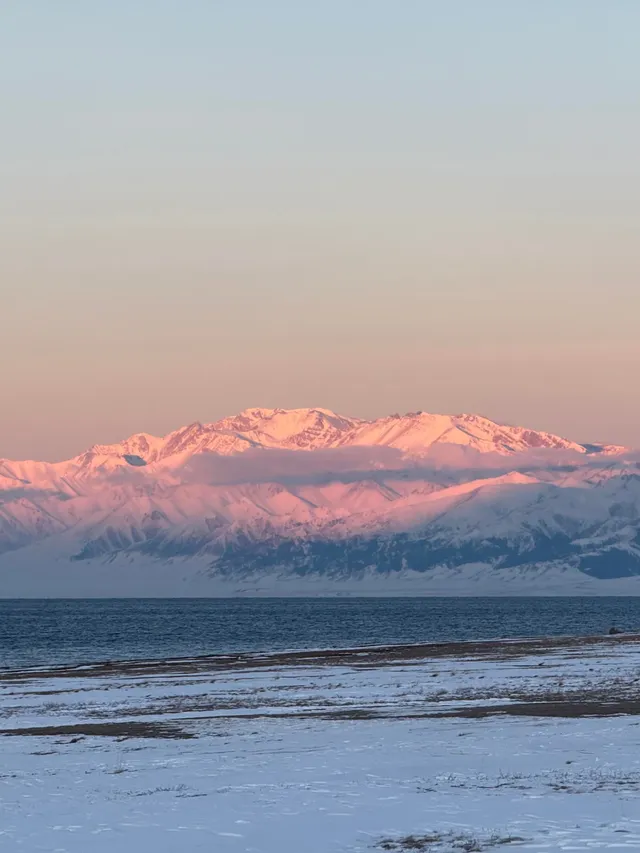 救命！新疆賽里木湖冬日美到失語 藍冰