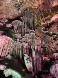 踏入這片地下溶洞,彷彿一腳踩進了億萬年的時光長河裡。抬眼望去,嶙峋的鐘乳石從穹蒼垂落,似冰柱、似玉石柱