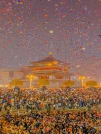 鐘樓下萬隻氣球雨+城牆燈展盛唐燈火裡撞進2026