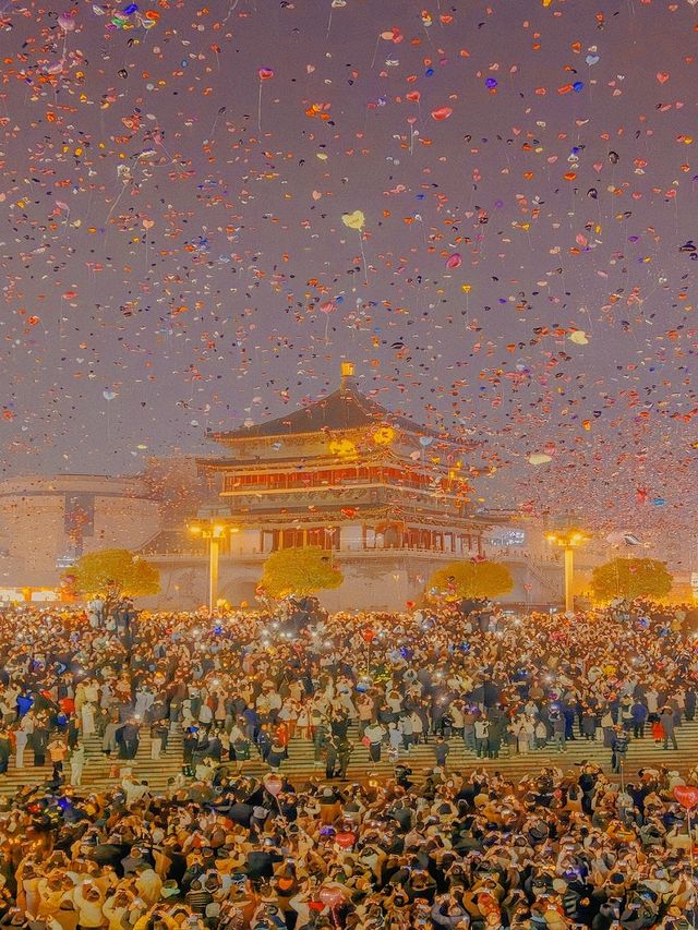 鐘樓下萬隻氣球雨+城牆燈展盛唐燈火裡撞進2026 鐘樓下萬隻氣球雨+城牆燈展盛唐燈火裡撞進2026