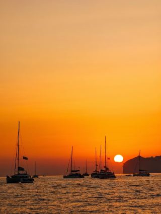 エーゲ海のロマンチックな夕日・サントリーニBlack and Blue帆船の旅