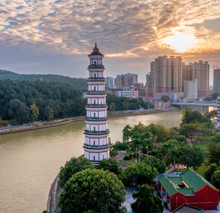 Các điểm tham quan được đề xuất ở Cao Châu: Chùa Bà Tiên, Vườn Vải Thiên Niên Kỷ và Hồ Xanh (miễn phí vé vào cửa).
