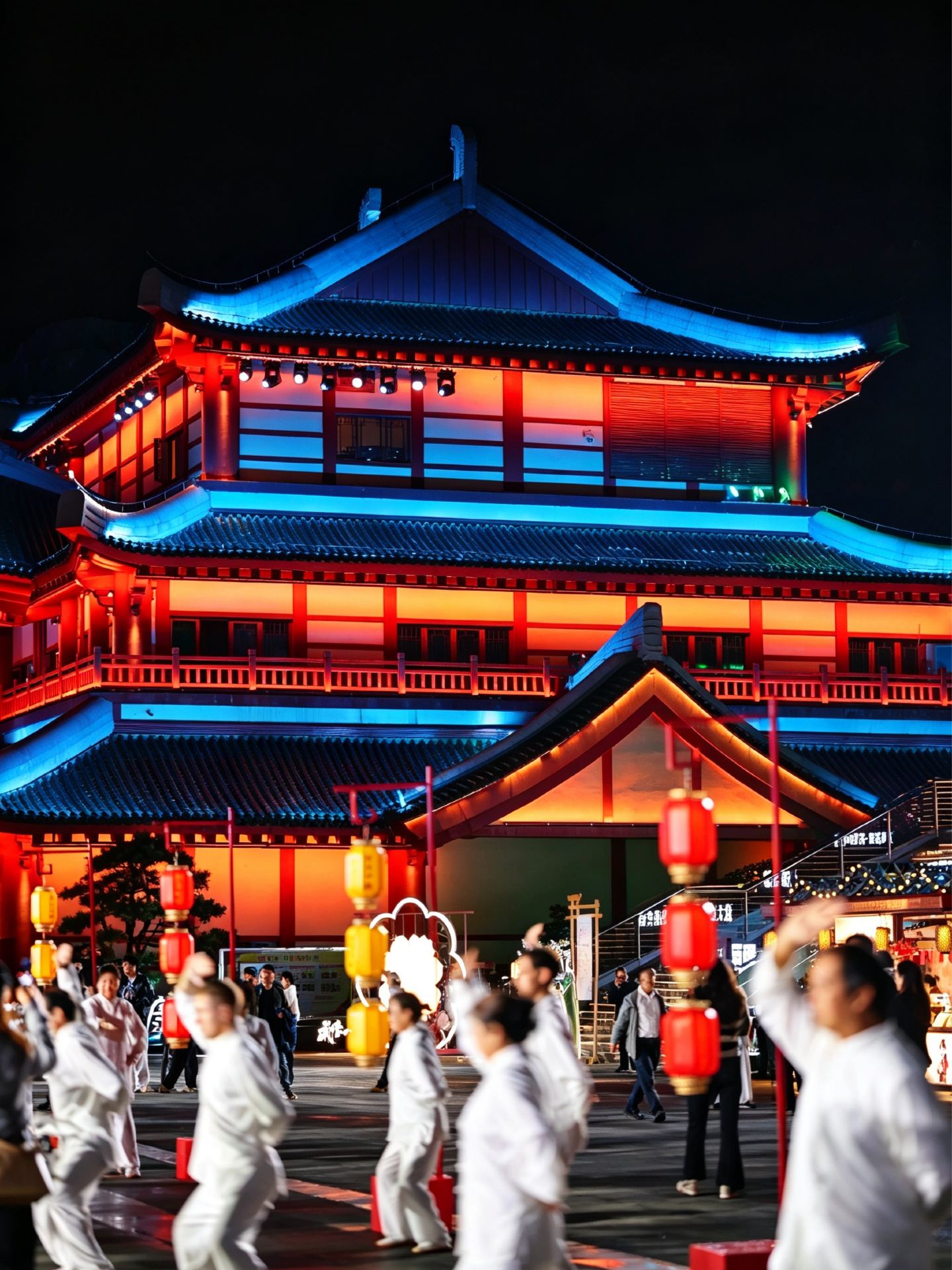 The ancient charm and magnificent scenery of Wudang Mountain are hidden among the red walls and ancient trees of Yuxu Palace, and also in the light, shadow, and fireworks of "Wudang Dream".
