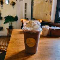คาเฟ่ในตึกเก่าชิโนโปรตุเกส แขวงสะหวันนะเขต