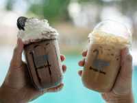 คาเฟ่นครปฐมบรรยากาศดี มีสระน้ำสีฟ้าขนาดใหญ่