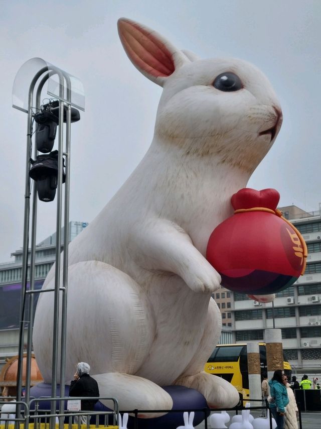 광화문 거대토끼 밑에 전시공간이 있다!
