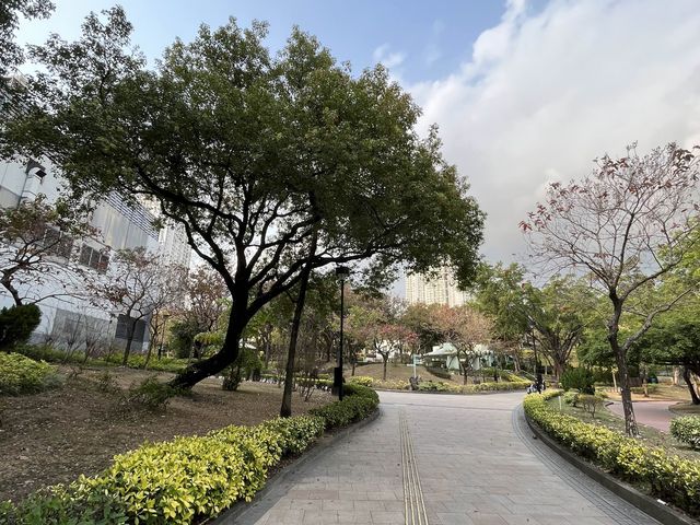 九龍城廣場旁邊嘅賈炳達道公園