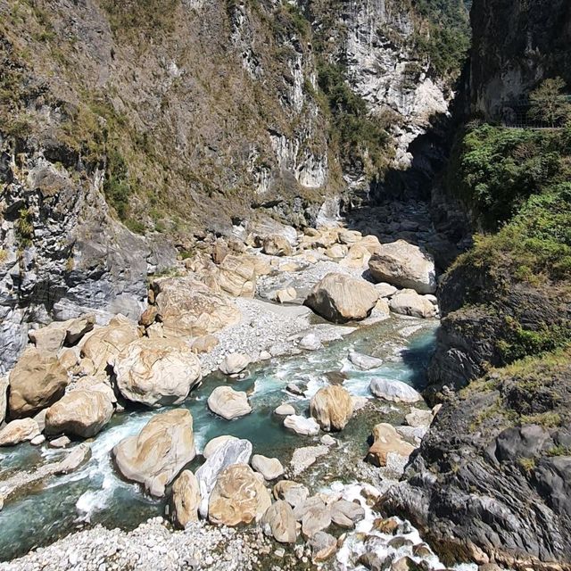 山谷壯麗的溪岩風光【燕子口】