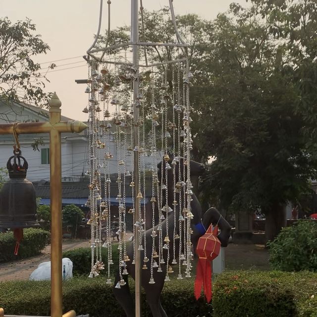 อนุเสาวรีย์พระนางจามเทวี