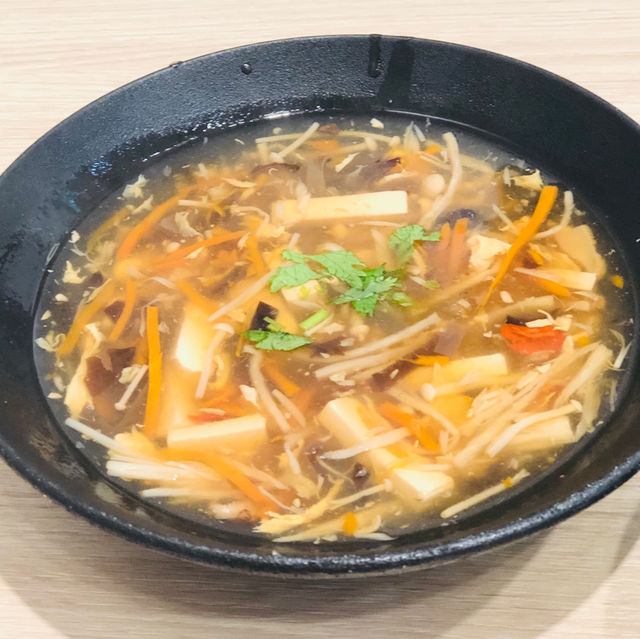 滿滿七種食材的素食大碗酸辣湯，只要NT40元！芳珍蔬食：淡水學府店