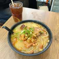 🇭🇰 馳名豬排酸辣米線係咪名過其實？🐷🍜