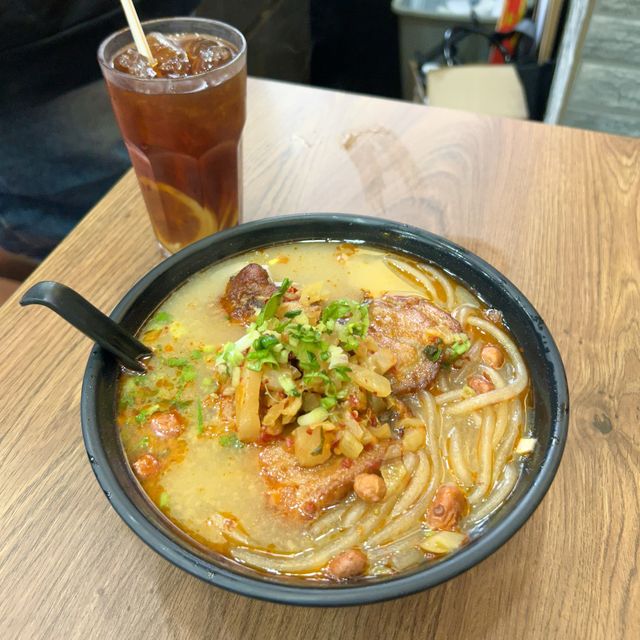 🇭🇰 馳名豬排酸辣米線係咪名過其實？🐷🍜