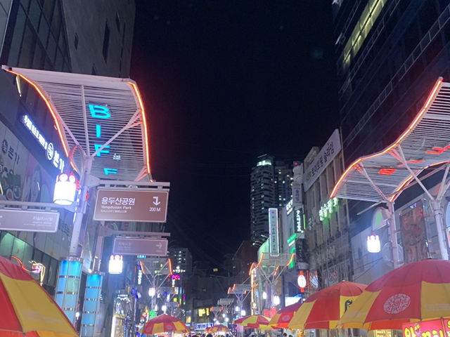 국제영화제의 주무대이자 먹거리로 가득한, 부산 비프광장