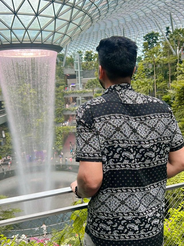 World's tallest indoor waterfall at Changi 🤩