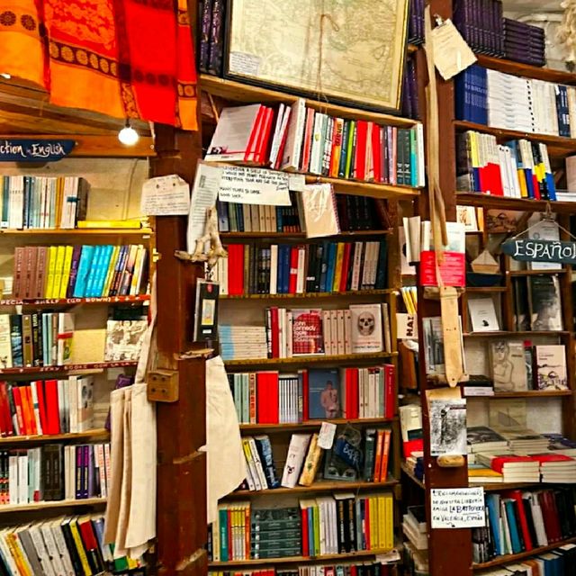 A GORGEOUS BOOKSTORE IN SANTORINI!