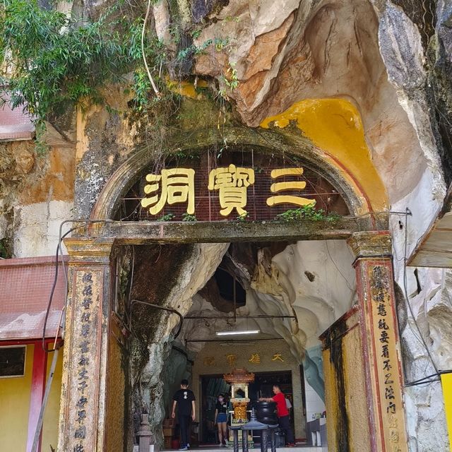 Sam Poh Tong Temple