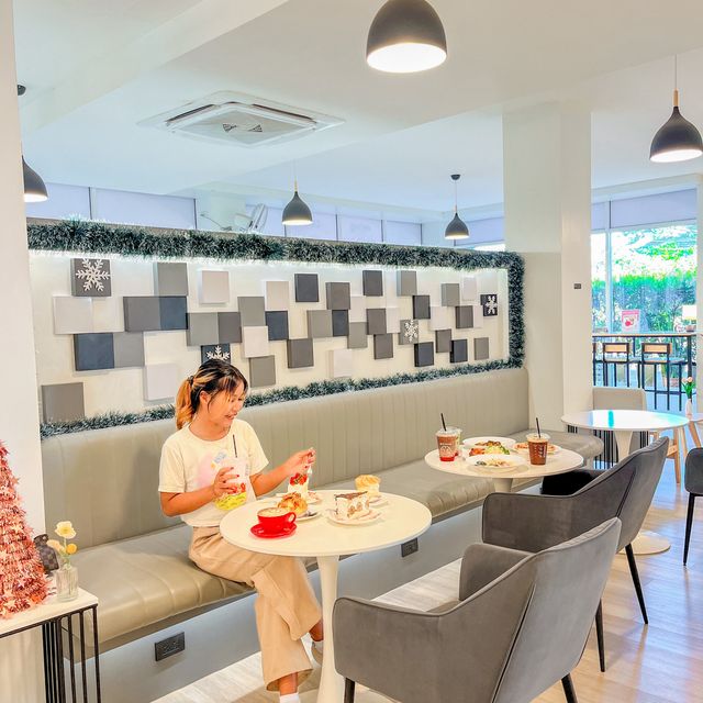 คาเฟ่สกล ตกแต่งตรีมคริสมาสต์ด้วยนะ🎄