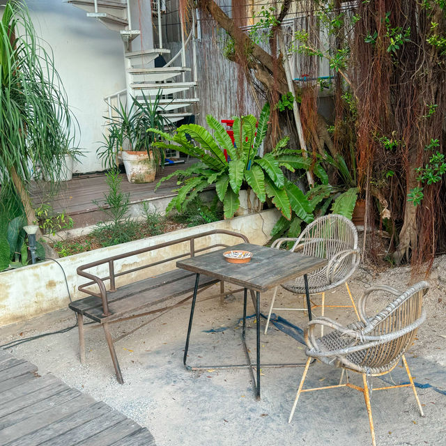 คาเฟ่2ชั้น moodดี ริมทะเลเกาะล้าน