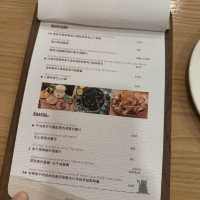 「靚靚打卡餐廳，菠蘿火龍果沙冰」