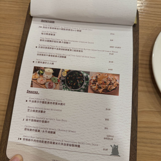 「靚靚打卡餐廳，菠蘿火龍果沙冰」