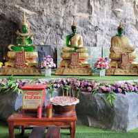 พระพุทธรูปแกะสลัก ณ วัดเขาทำเทียม