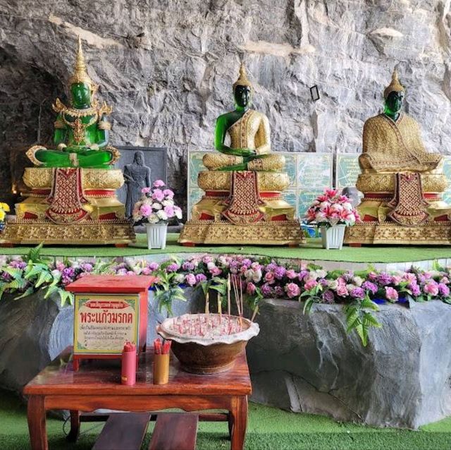 พระพุทธรูปแกะสลัก ณ วัดเขาทำเทียม