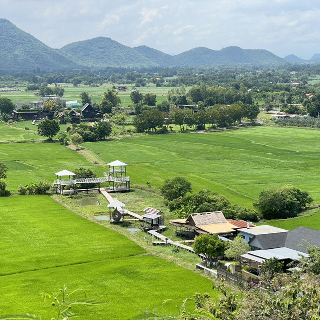 ชมความอลังการพระพุทธรูปองค์ใหญ่ ที่วัดถ้ำเสือ