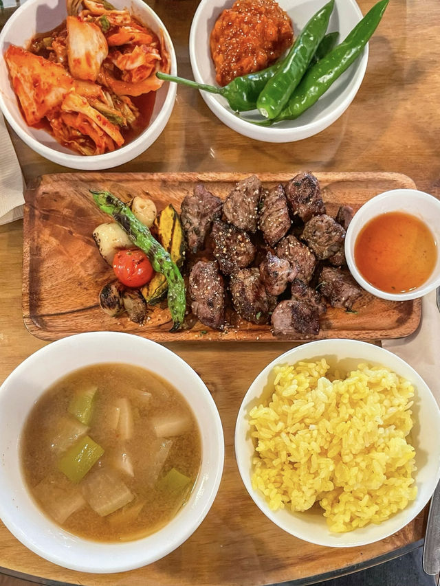 구옥에서 즐기는 정갈한 고기 한 상