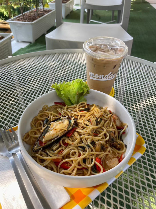 Monday Cafe💛🔆