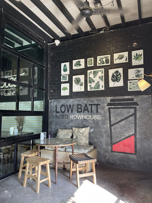 คาเฟ่บรรยากาศดี ถ่ายรูปสวย ที่ Row Hou8e Cafe